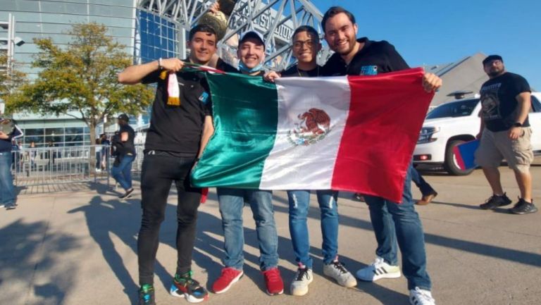 Aficionados mexicanos presentes en el WrestleMania 38