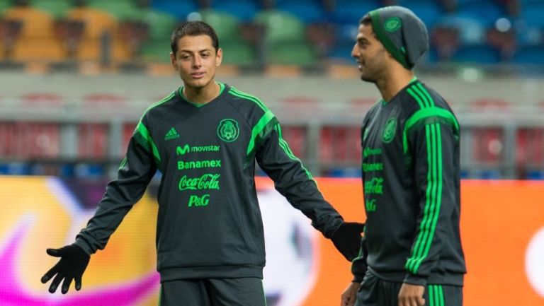 Chicharito y Carlos Vela en un entrenamiento de la Selección Mexicana