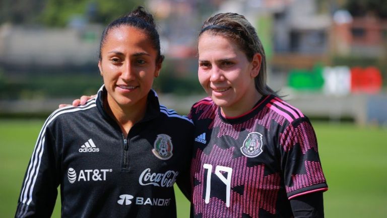 Stephany Mayor y Alicia Cervantes con el Tri