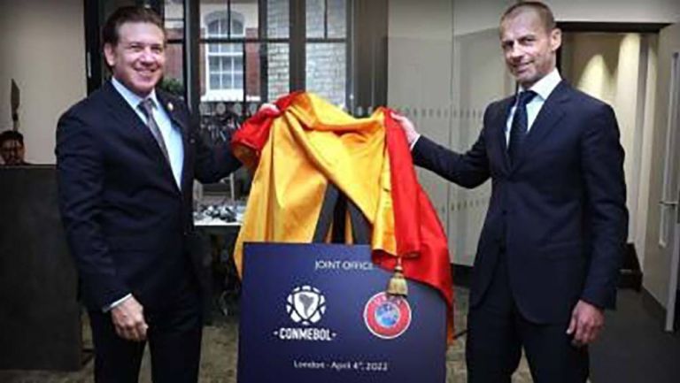 Presidente Conmebol y UEFA inuagurando la nueva oficina