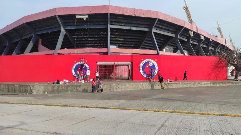 Aficionados pintando zonas del Estadio Luis Pirata Fuente
