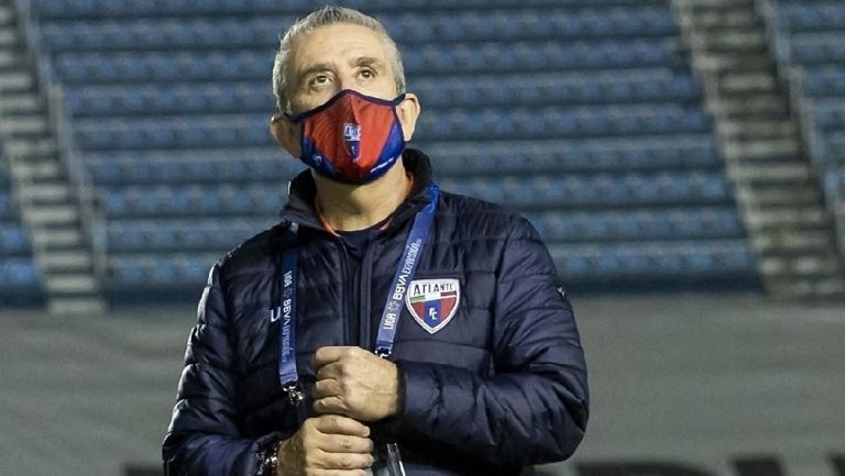 Emilio Escalante presenciando partido del Atlante en Liga de Expansión