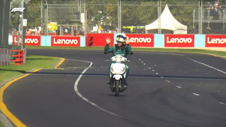 Sebastian Vettel en scooter en la pista de GP de Australia 