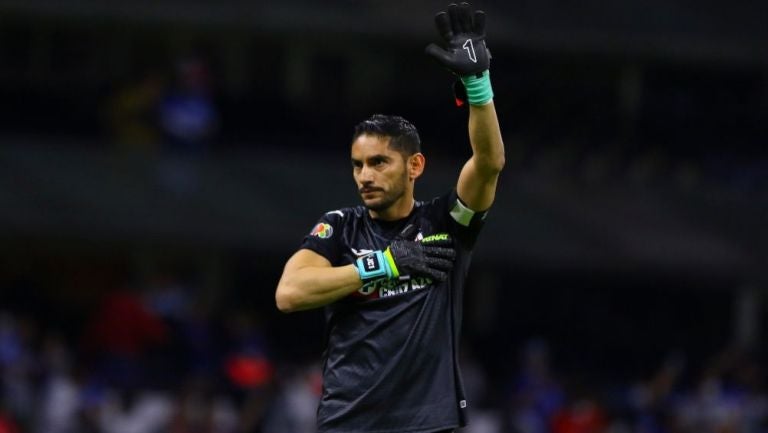 Jesús Corona en un partido de Cruz Azul