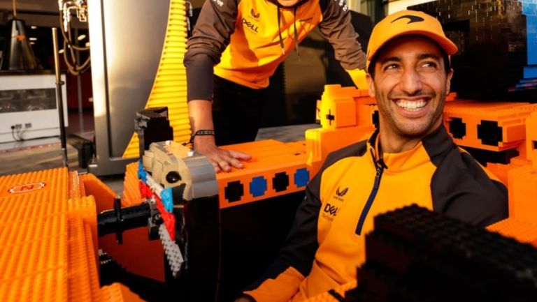 Daniel Ricciardo con el monoplaza de Lego