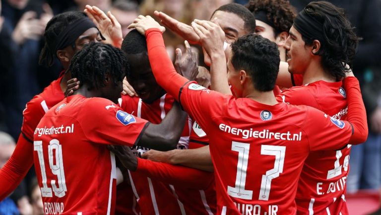 Jugadores del PSV celebran frente a RKC Waalwijk