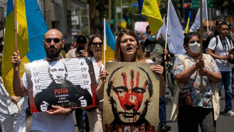 Ucranianos y rusos residentes en México protestaron unidos en contra de la invasión