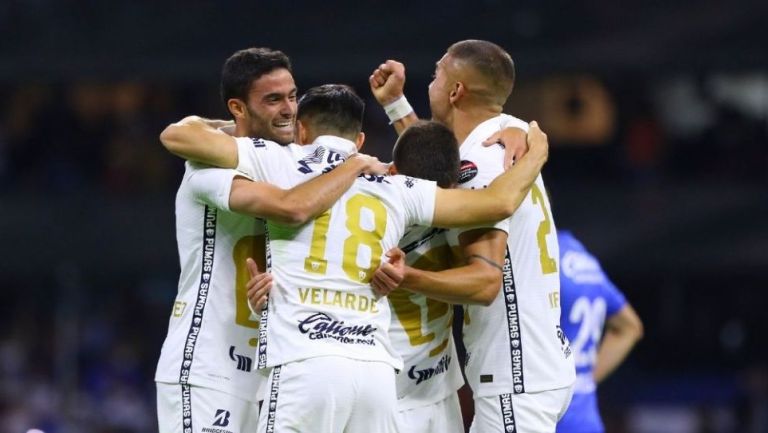 Jugadores de Pumas festejando el triunfo