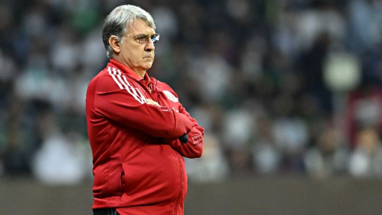 Gerardo Martino dirigiendo partido de la Selección Mexicana