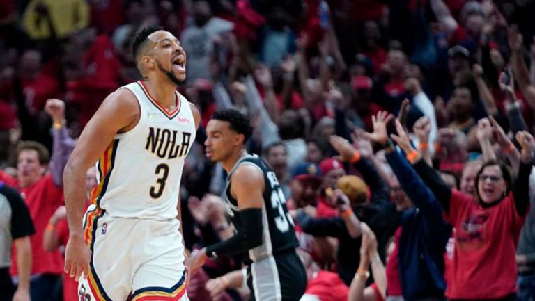 McCollum celebra tras una acción con los Pelicans