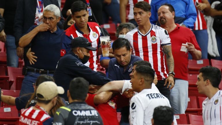 Aficionados implicados en conato de bronca durante partido de Chivas