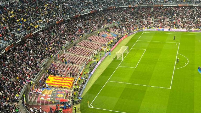 La grada de animación del Camp Nou se vacía en el descanso