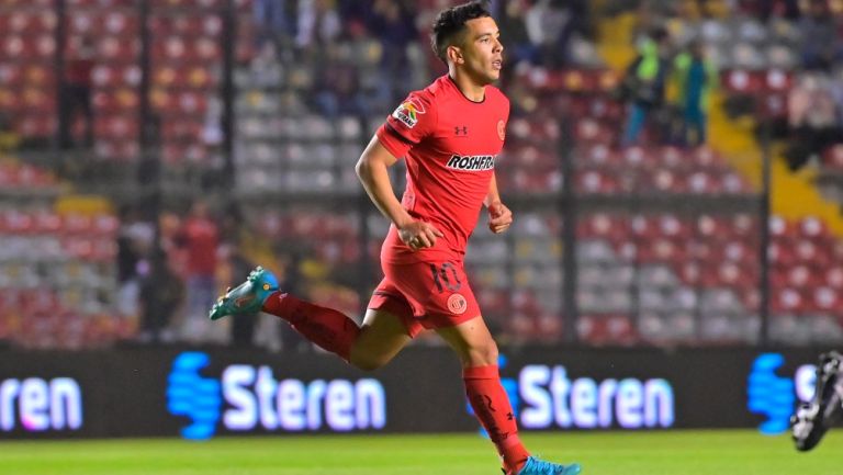 Leo Fernández en acción con Toluca