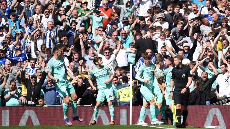 Jugadores del Brighton festejan gol vs Tottenham