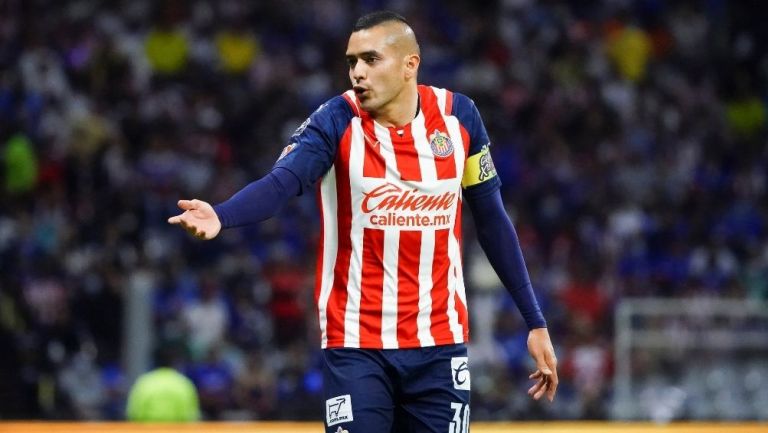 Sergio Flores en un partido con Chivas