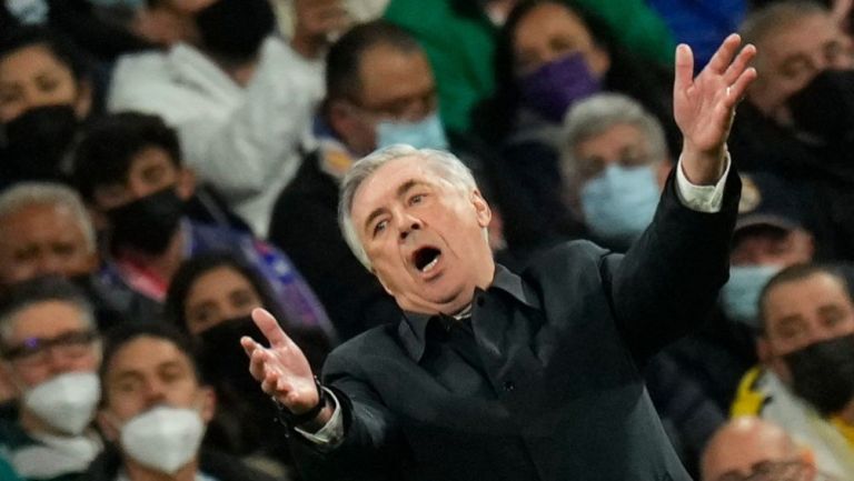 Carlo Ancelotti dirigiendo un partido del Real Madrid