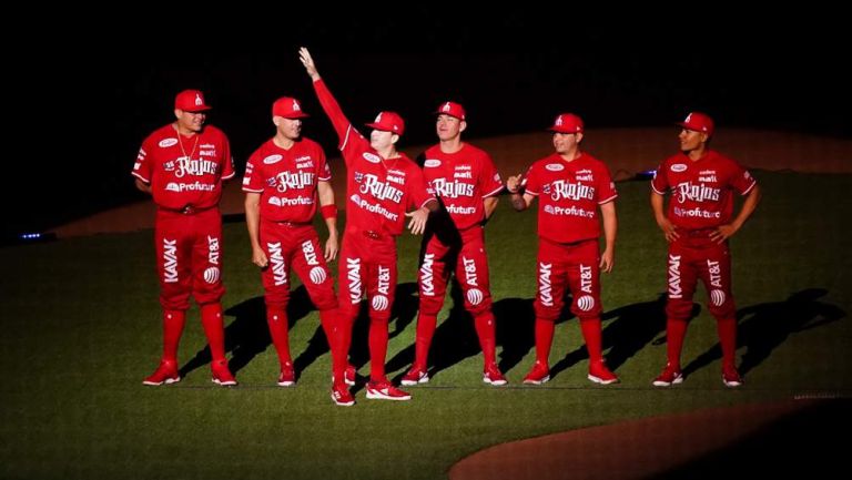 Los Diablos presentaron su nueva indumentaria