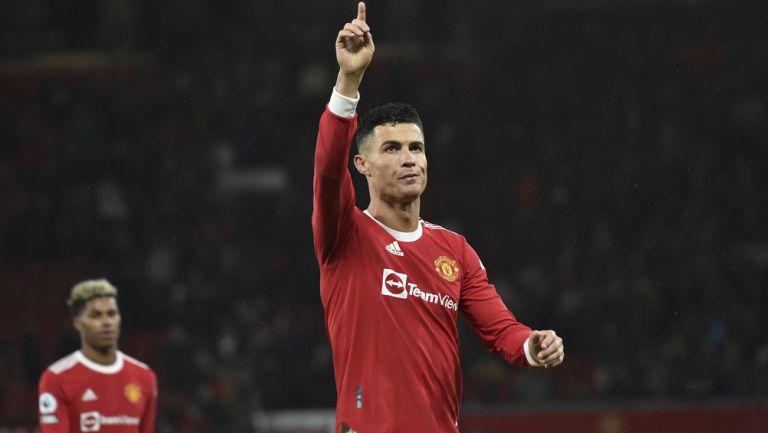 Cristiano Ronaldo en un duelo con el Manchester United 