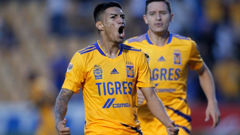 Raymundo Fulgencio celebrando un gol con Tigres 