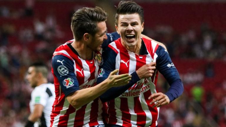 Canelo Angulo y Pavel Pérez en festejo con Chivas