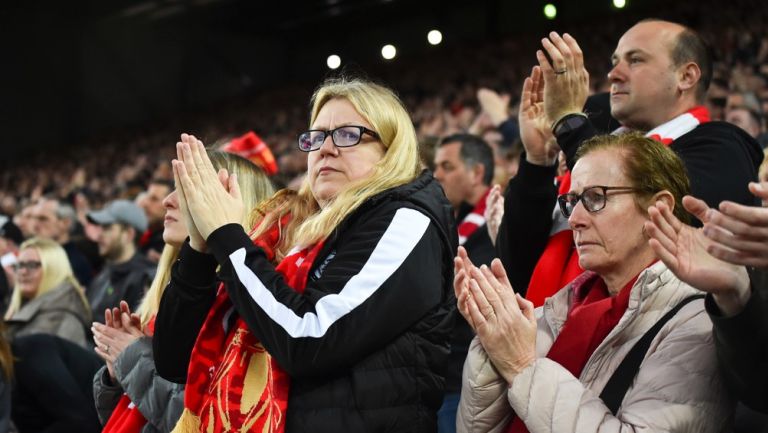 Aficionados aplauden a CR7 en Anfield