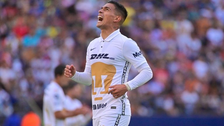 Favio Álvarez de Pumas se lamenta durante partido