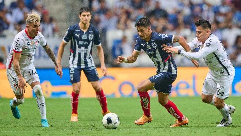 Monterrey jugando partido de la Liga MX ante el Atlas