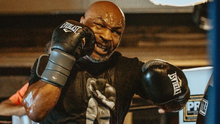 Mike Tyson  sobre el ring