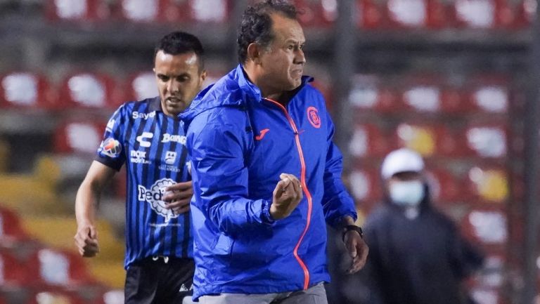 Juan Reynoso en acción con Cruz Azul