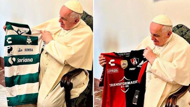 Papa Francisco recibió playeras de Atlas y Santos