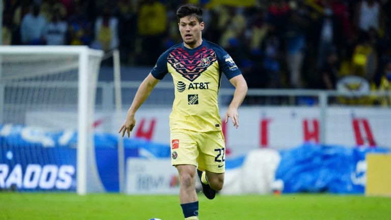 Jorge Meré durante un partido con América