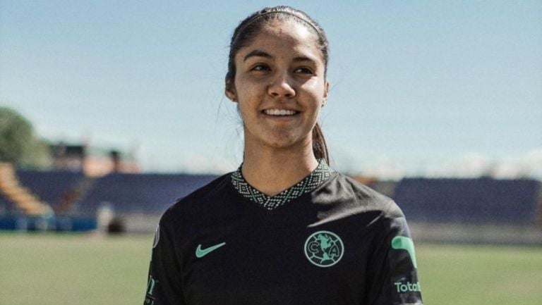 Alison González presumiendo el jersey del América