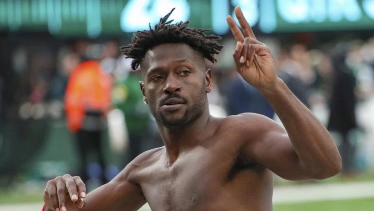 Antonio Brown fumó marihuana y rapeó en lanzamiento de hierba