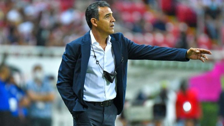 Ricardo Cadena, entrenador interino de Chivas