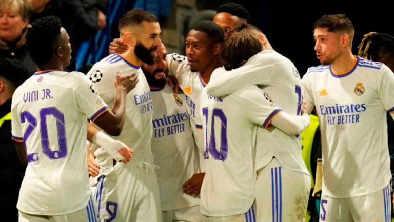 Karim Benzema celebra junto a sus compañeros del Real Madrid 
