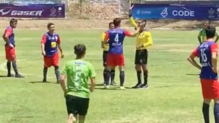 Futbolista golpeando a un árbitro en la Copa Jalisco