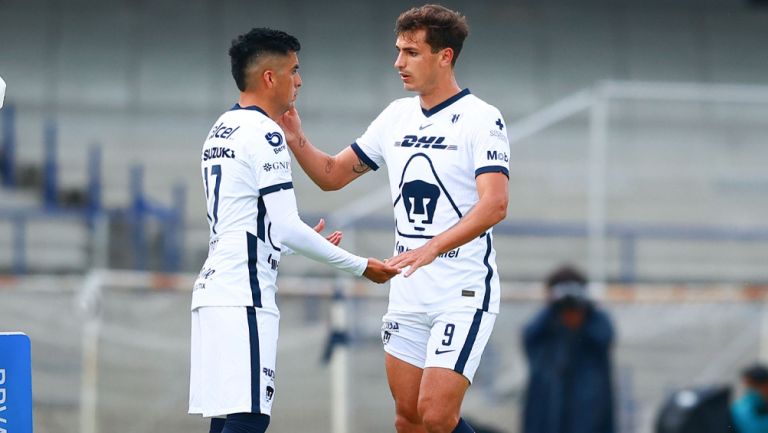 Dinenno y Leonel López durante un duelo de Pumas 