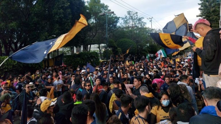 Aficionados de Pumas en el hotel de concentración