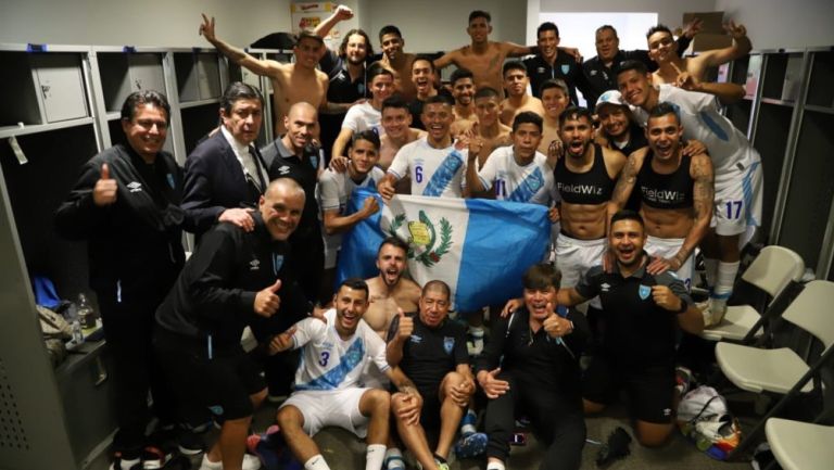 Jugadores de la selección de Guatemala en festejo