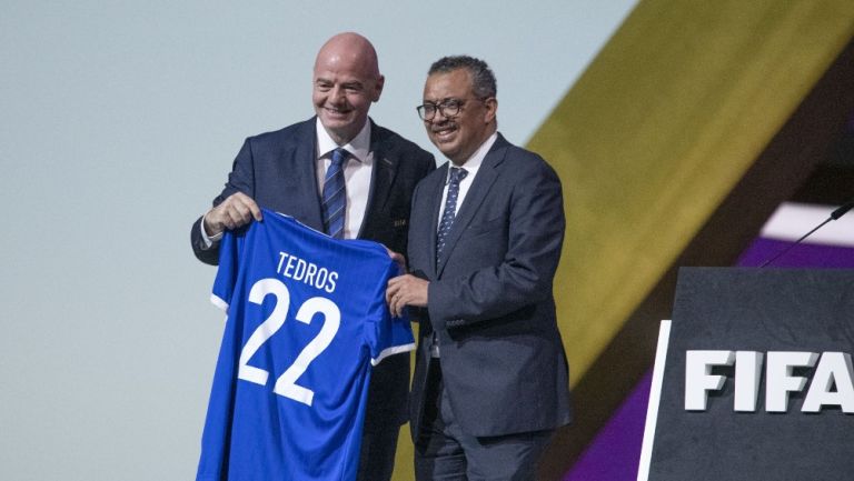 Infantino junto a Presidente de la OMS