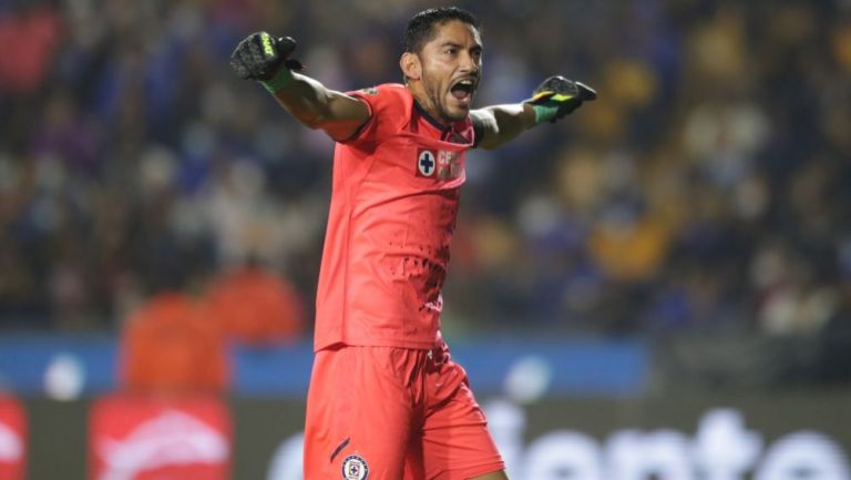 Jesús Corona en un partido de Cruz Azul