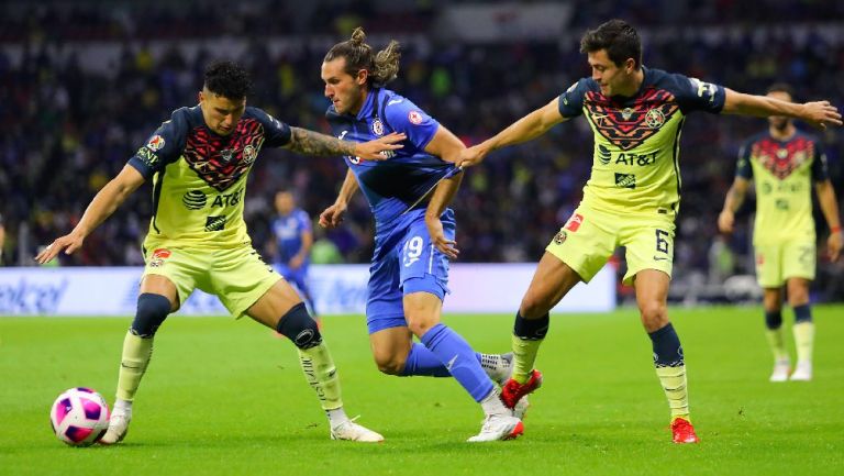 América y Cruz Azul jugando Clásico Joven en el Torneo Apertura 2021