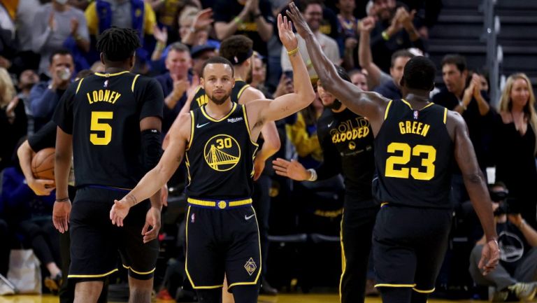 Curry es felicitado por sus compañeros