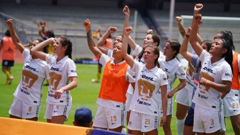 Jugadoras de Pumas celebrando una victoria