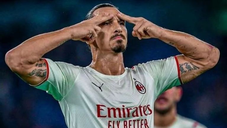 Zlatan Ibrahimovic reacciona durante partido con el AC Milan