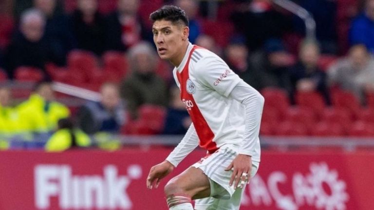 Edson Álvarez durante un partido del Ajax