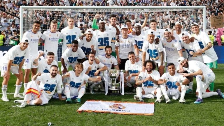 Plantel del Real Madrid con el trofeo de LaLiga
