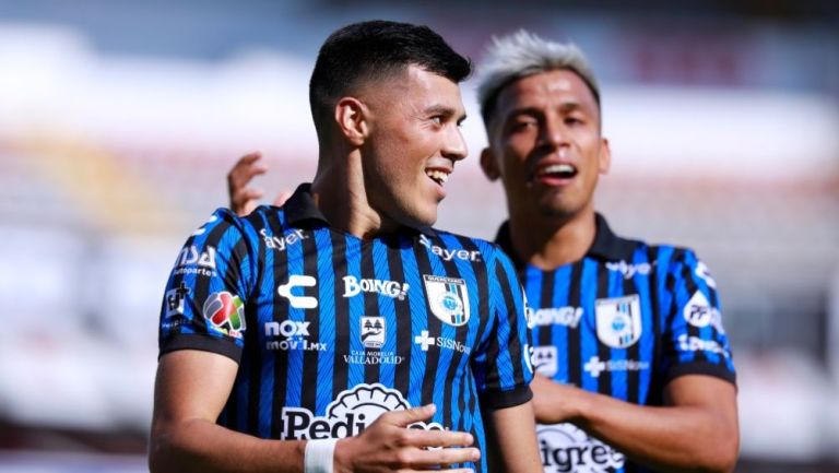 Jugadores de Querétaro celebrando un gol a favor