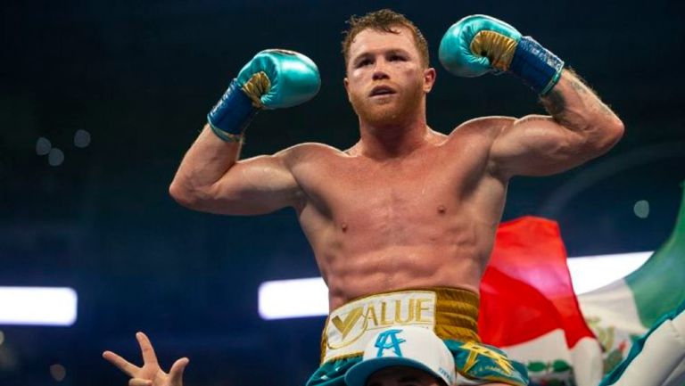 Canelo Álvarez victorioso tras una pelea 