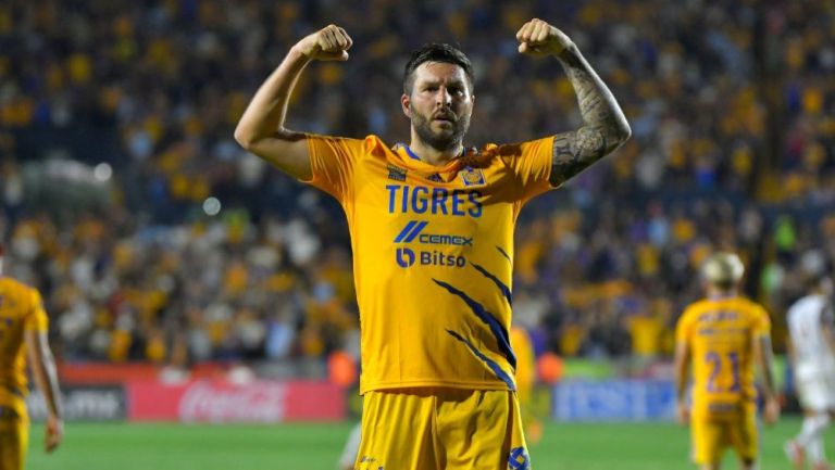 Gignac celebrando un gol anotado